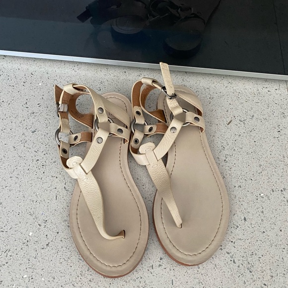 Frye Rachel T -Strap Sandals - Picture 7 of 8